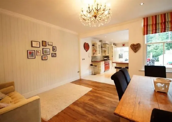 3 Bed Home Near Cathedral